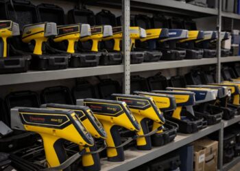 Who buys XRF analyzers in the USA